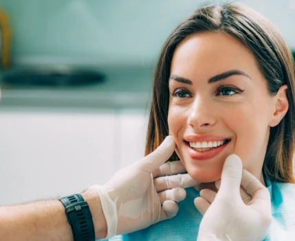 Quer ter dentes naturais e brancos? Explore opções econômicas e seguras de estética dental